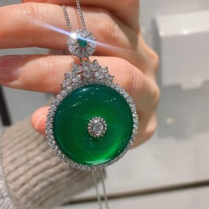 A versatile birthday gift, this jadeite necklace features an inlaid emerald green pendant with a 30*30 main stone.