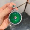 A versatile birthday gift, this jadeite necklace features an inlaid emerald green pendant with a 30*30 main stone. - 图片 4